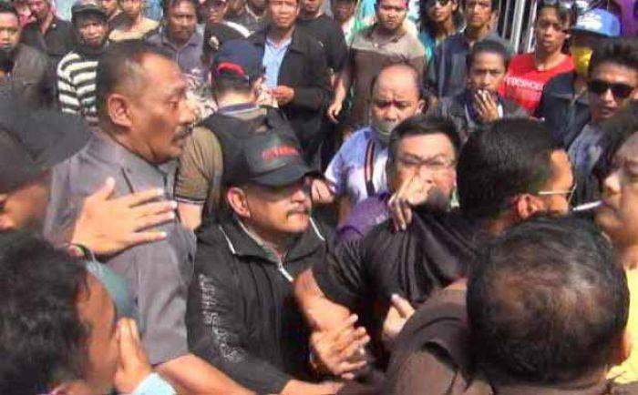 Eksekusi Bengkel di Mayjend Sungkono Surabaya Ricuh, 1 Orang Luka-luka Eksekusi Bengkel di Mayjend Sungkono Surabaya Ricuh, 1 Orang Luka-luka