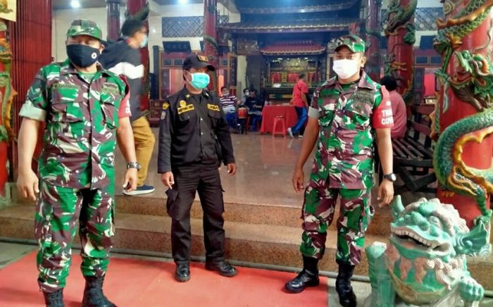 Babinsa Nyamplungan Surabaya Lakukan Pengamanan di Kelenteng Hong Tiek Hian