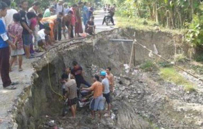 Sudah Makan Korban, Jalan Poros Kecamatan yang Longsor di Tuban Tak Kunjung Dibenahi Sudah Makan Korban, Jalan Poros Kecamatan yang Longsor di Tuban Tak Kunjung Dibenahi