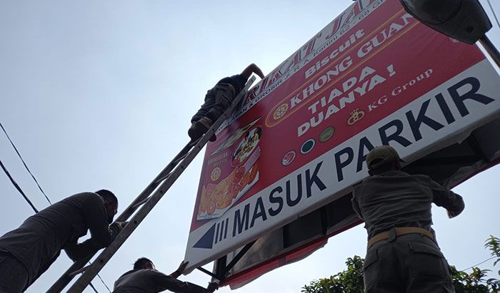 Masa Izin Habis, Satpol PP Gresik Copot 2 Reklame Khong Guan Masa Izin Habis, Satpol PP Gresik Copot 2 Reklame Khong Guan