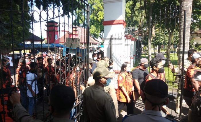 Pro-Kontra Wabup Blitar Tinggal di Pendopo, Dua Massa Saling Berhadapan Pro-Kontra Wabup Blitar Tinggal di Pendopo, Dua Massa Saling Berhadapan