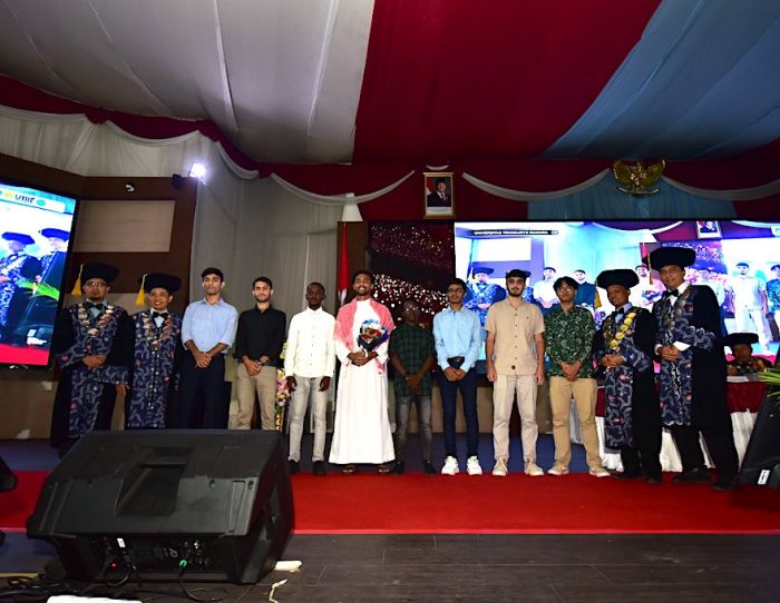 7 Mahasiswa Asing Program UTISS Hadir di Wisuda ke-37 Universitas Trunojoyo 7 Mahasiswa Asing Program UTISS Hadir di Wisuda ke-37 Universitas Trunojoyo