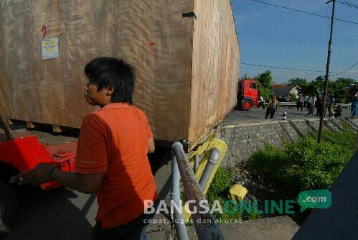 Kontainer Pengangkut Mesin PT CJI Rusak Jembatan Ploso dan Macetkan Jalan Hingga 5 Jam Kontainer Pengangkut Mesin PT CJI Rusak Jembatan Ploso dan Macetkan Jalan Hingga 5 Jam