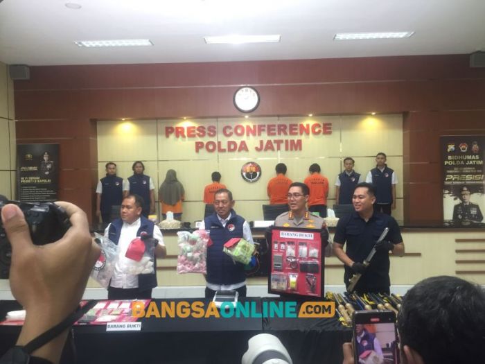 Ditresnarkoba Polda Jatim Tangkap 1 Wanita 3 Pria Pengedar Narkotika Jaringan Indonesia-Malaysia Ditresnarkoba Polda Jatim Tangkap 1 Wanita 3 Pria Pengedar Narkotika Jaringan Indonesia-Malaysia
