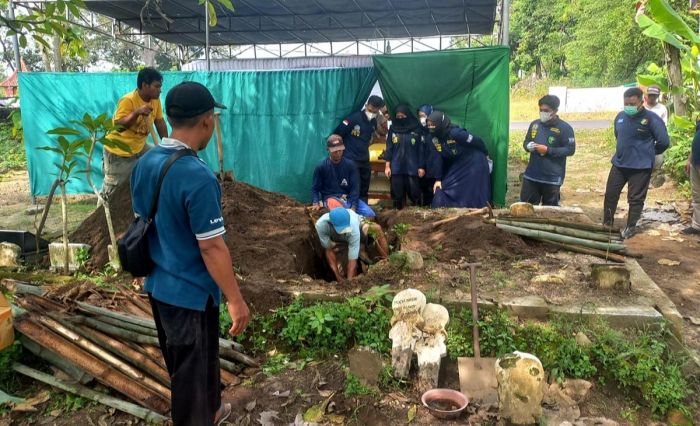 Diduga Meninggal Tak Wajar, Makam Pensiunan Polisi di Jombang Dibongkar Diduga Meninggal Tak Wajar, Makam Pensiunan Polisi di Jombang Dibongkar