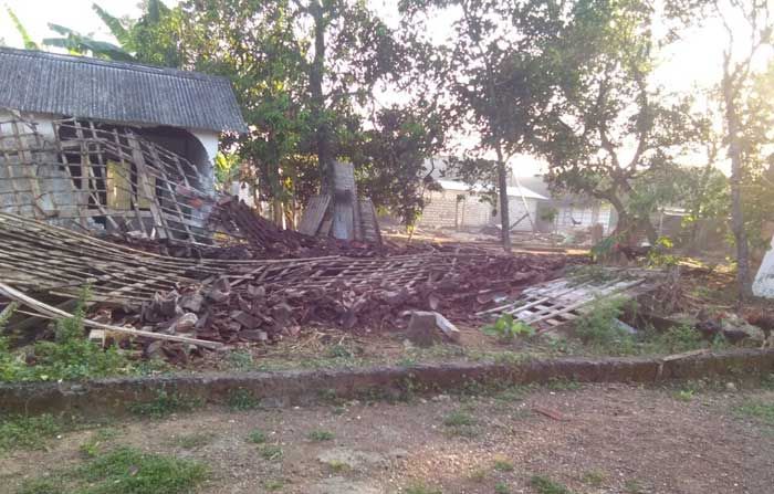 Hujan Disertai Angin, Satu Rumah di Parengan Roboh Hujan Disertai Angin, Satu Rumah di Parengan Roboh