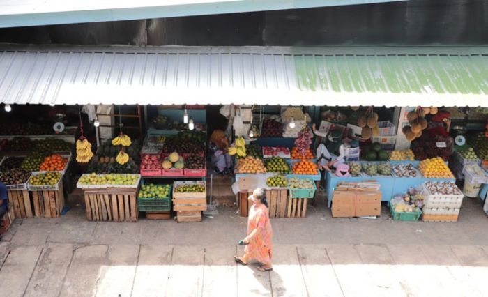 Cegah Covid-19 di Pasar, Pemkot Surabaya Minta Uang juga Disemprot Disinfektan, Warga Wajib Mandi Cegah Covid-19 di Pasar, Pemkot Surabaya Minta Uang juga Disemprot Disinfektan, Warga Wajib Mandi