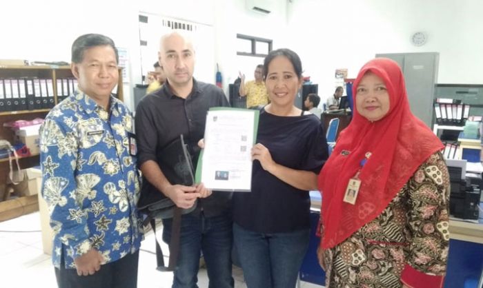 Dispendukcapil Terbitkan Surat Pencatatan Perkawinan Warga Pacitan dan Jerman Dispendukcapil Terbitkan Surat Pencatatan Perkawinan Warga Pacitan dan Jerman