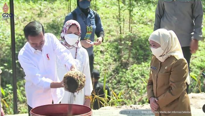 Serahkan Tanah Kerajaan Majapahit pada Jokowi, Gubernur Khofifah Tanam Mangga Lalijiwo di IKN Serahkan Tanah Kerajaan Majapahit pada Jokowi, Gubernur Khofifah Tanam Mangga Lalijiwo di IKN