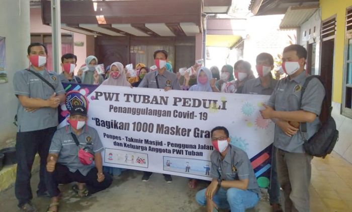 PWI Tuban Bagikan 1.000 Masker untuk Pengguna Jalan, Ponpes, dan Takmir Masjid