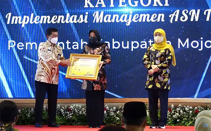 Bupati Mojokerto Terima Penghargaan di BKN Award 2022 Bupati Mojokerto Terima Penghargaan di BKN Award 2022
