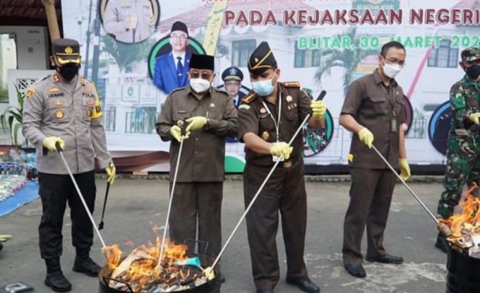 Kejari Blitar Musnahkan Barang Bukti 350 Perkara Pidana