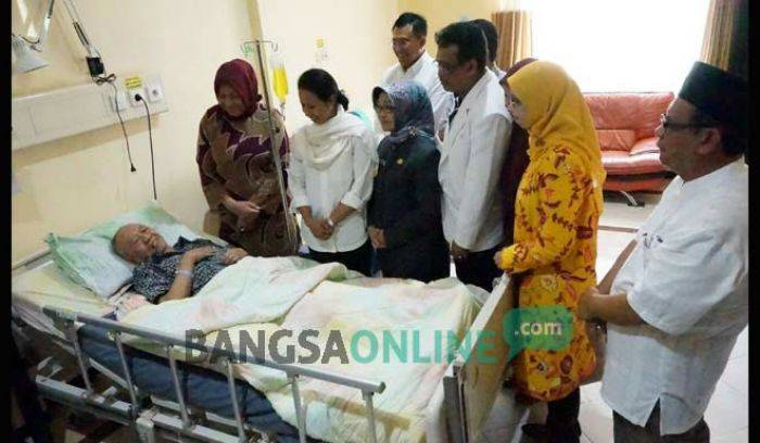 Menteri BUMN Jenguk Gus Solah di RSUD Jombang Menteri BUMN Jenguk Gus Solah di RSUD Jombang