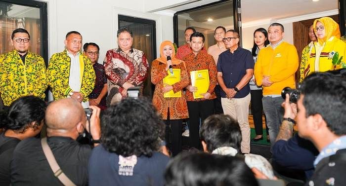 Resmi Terima SK dari Partai Golkar, Khofifah-Emil Mohon Doa Lanjutkan Jatim Cettar Jilid Dua