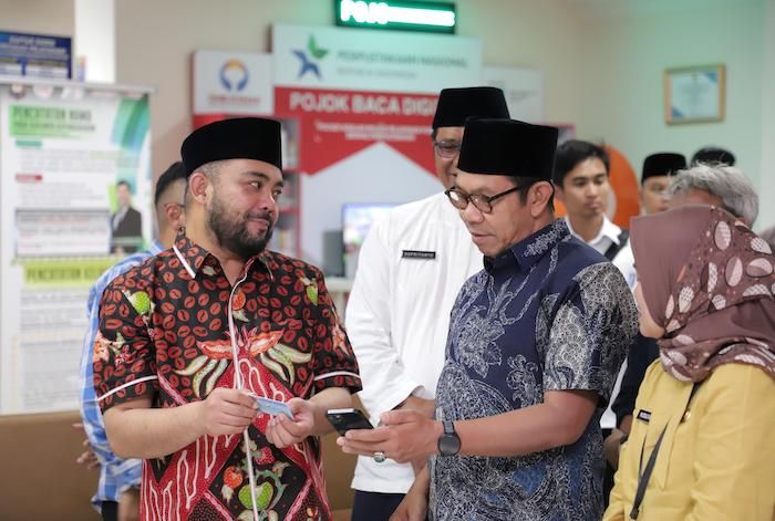 Usai Salat Jumat, Wali Kota Batu dan Wawali Sapa Masyarakat dan Tinjau Layanan Cepat MPP Among Warga Usai Salat Jumat, Wali Kota Batu dan Wawali Sapa Masyarakat dan Tinjau Layanan Cepat MPP Among Warga