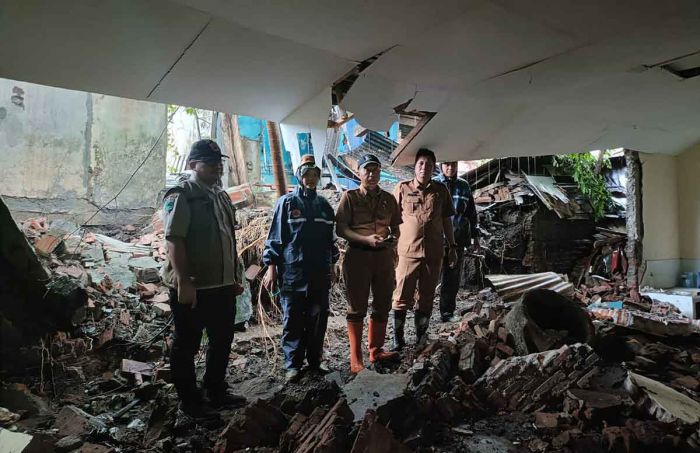 Hujan Deras, Tembok Plaza Batu Ambrol Timpa Kantor Kelurahan Sisir Hujan Deras, Tembok Plaza Batu Ambrol Timpa Kantor Kelurahan Sisir