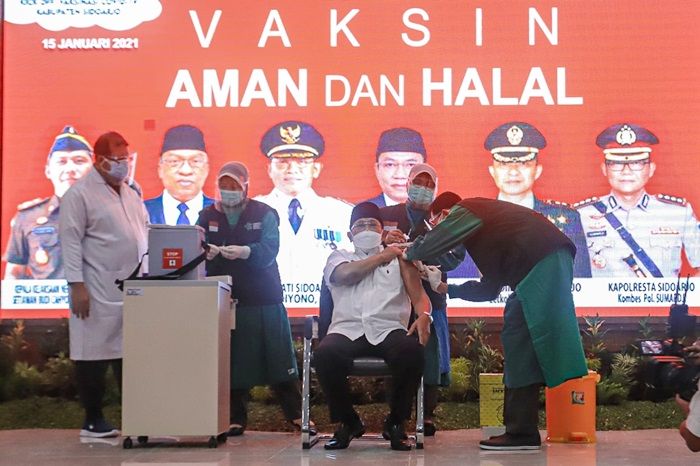 Disuntik Vaksin Covid-19, Pj Bupati Sidoarjo Hudiyono Tak Merasakan Sakit Disuntik Vaksin Covid-19, Pj Bupati Sidoarjo Hudiyono Tak Merasakan Sakit