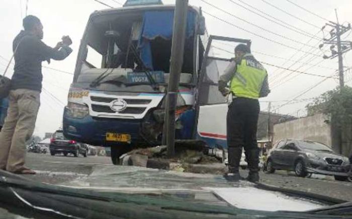 Tabrak Pemotor dan Tiang Listrik di Mojoagung, Bus Sugeng Rahayu Hancur Tabrak Pemotor dan Tiang Listrik di Mojoagung, Bus Sugeng Rahayu Hancur