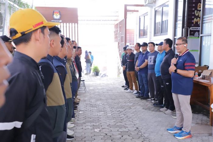 Saat Cek Logistik KPU, Pj Wali Kota Batu Beri Arahan Petugas Gabungan untuk Tertibkan APK Saat Cek Logistik KPU, Pj Wali Kota Batu Beri Arahan Petugas Gabungan untuk Tertibkan APK