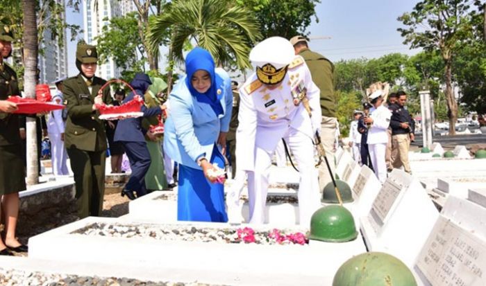 Jelang HUT TNI ke-74, Pangkoarmada II Pimpin Ziarah Nasional di TMP 10 November