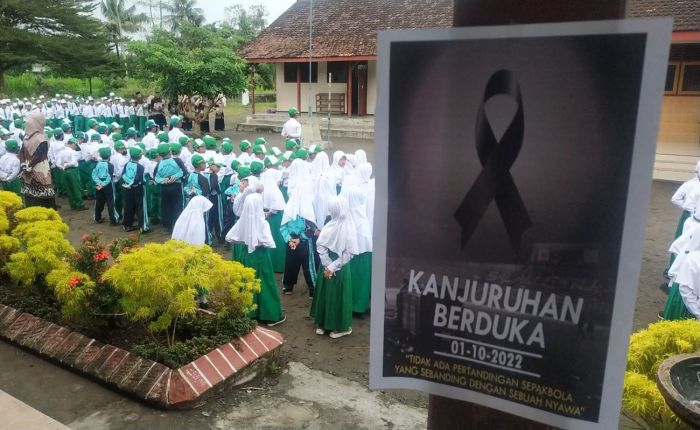 Ratusan Siswa MI di Kediri Berdoa untuk Tragedi di Stadion Kanjuruhan Malang Ratusan Siswa MI di Kediri Berdoa untuk Tragedi di Stadion Kanjuruhan Malang
