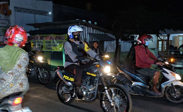 Kendarai Motor, Kapolresta Sidoarjo Patroli Malam Pastikan Kesiapan TPS Pilkades Serentak 2020 Kendarai Motor, Kapolresta Sidoarjo Patroli Malam Pastikan Kesiapan TPS Pilkades Serentak 2020