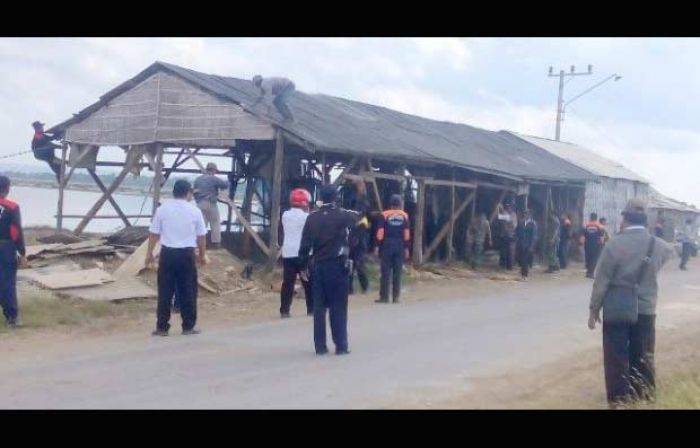 Pembongkaran Gudang oleh PT. Garam di Desa Karanganyar Sumenep Diprotes Warga Pembongkaran Gudang oleh PT. Garam di Desa Karanganyar Sumenep Diprotes Warga