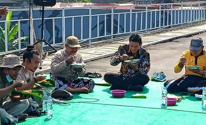 Hari Jadi ke-152 Jembatan Lama Kediri, Komunitas Pecinta Sejarah dan Budaya Gelar Tumpengan