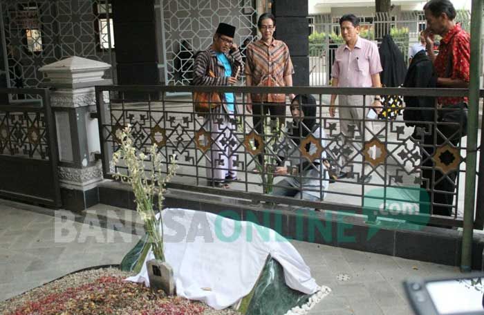 Nyekar, Cara Lintas Agama Jombang Peringati Hari Lahir Gus Dur Nyekar, Cara Lintas Agama Jombang Peringati Hari Lahir Gus Dur