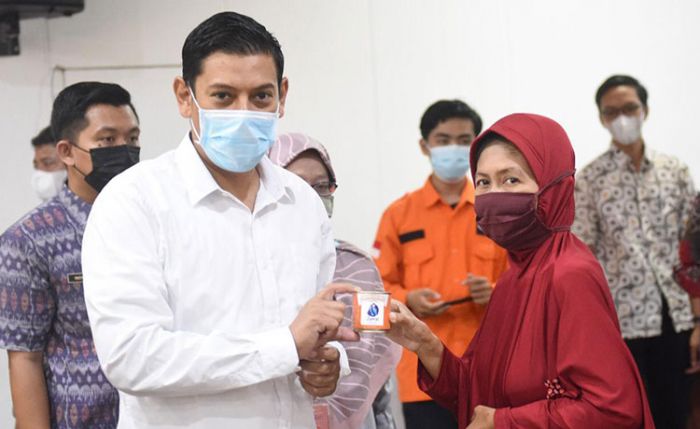Serahkan Bantuan Si Jamal, Wali Kota Kediri Inginkan Anak Janda Bisa Angkat Derajat Keluarganya Serahkan Bantuan Si Jamal, Wali Kota Kediri Inginkan Anak Janda Bisa Angkat Derajat Keluarganya