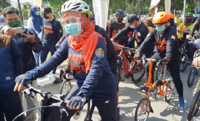 Gowes di Kediri, Gubernur Khofifah Kampanyekan Pakai Masker dan Bagi Sembako Gowes di Kediri, Gubernur Khofifah Kampanyekan Pakai Masker dan Bagi Sembako