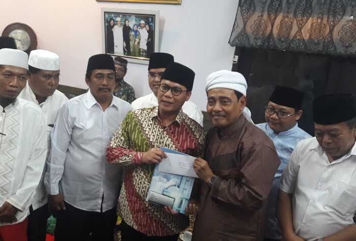 Sowan ke Kiai-Kiai NU, Wasekjen PDIP Temui KH. Mutawakil Minta Masukan Terkait Pilgub Jatim Sowan ke Kiai-Kiai NU, Wasekjen PDIP Temui KH. Mutawakil Minta Masukan Terkait Pilgub Jatim