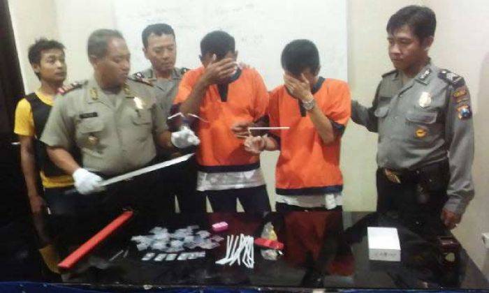 Edarkan Narkoba, Dua Warga Manyar Dicokok Edarkan Narkoba, Dua Warga Manyar Dicokok