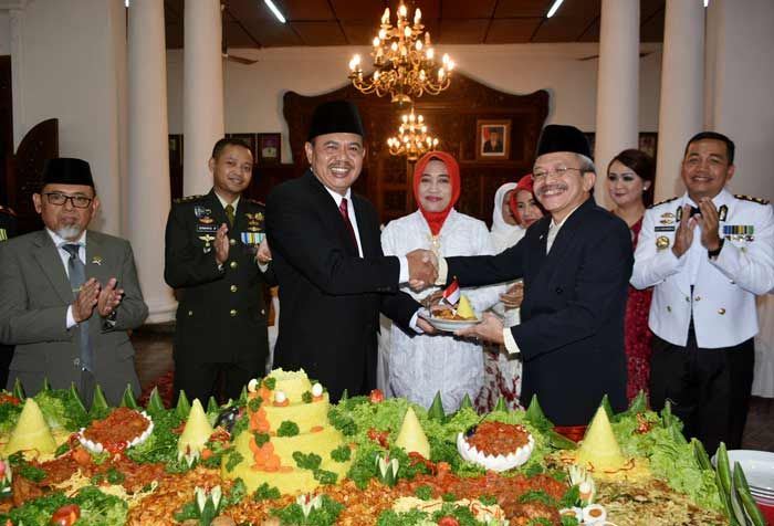 Upacara dan Rangkaian Kegiatan HUT RI ke-73 Tahun 2018 Pemkab Mojokerto: Kerja Kita Prestasi Bangsa Upacara dan Rangkaian Kegiatan HUT RI ke-73 Tahun 2018 Pemkab Mojokerto: Kerja Kita Prestasi Bangsa