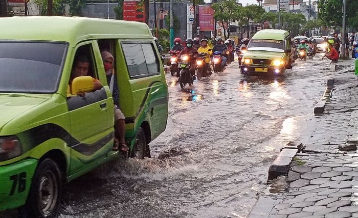 Bupati Gresik Gelar Ratas, Cari Solusi Atasi Banjir di Kawasan Kota Bupati Gresik Gelar Ratas, Cari Solusi Atasi Banjir di Kawasan Kota