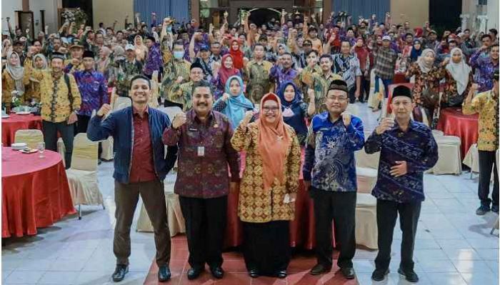 Wabup Gresik Pacu Kades di Cerme Totalitas Atasi Kemiskinan Wabup Gresik Pacu Kades di Cerme Totalitas Atasi Kemiskinan