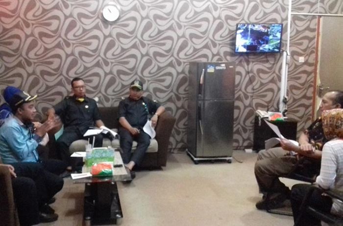 Sidak, Pansus Covid-19 Temukan Ribuan Warga Probolinggo tak Dapat Sembako Sidak, Pansus Covid-19 Temukan Ribuan Warga Probolinggo tak Dapat Sembako