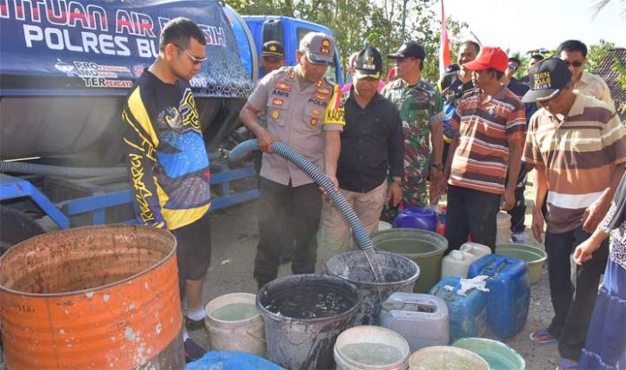 Bantu Kekeringan di Wilayah Selatan, Polres Blitar Salurkan 13 Ribu Liter Air Bersih Bantu Kekeringan di Wilayah Selatan, Polres Blitar Salurkan 13 Ribu Liter Air Bersih