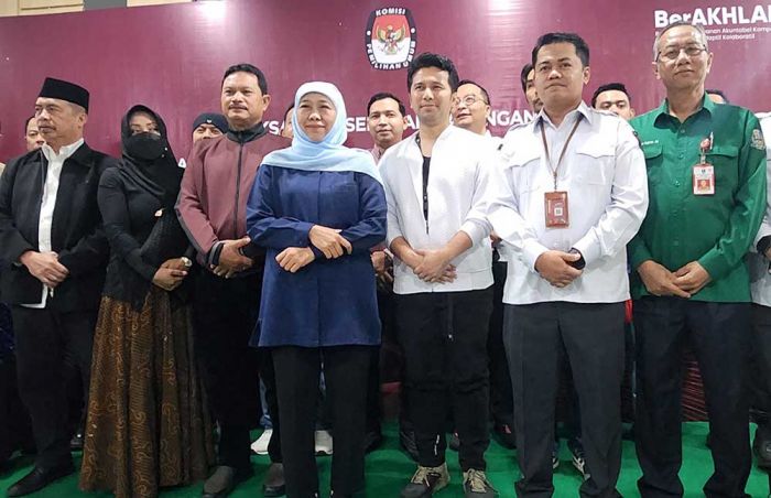 Khofifah-Emil Lakukan Pemeriksaan Kesehatan di RSUD Dr. Soetomo Khofifah-Emil Lakukan Pemeriksaan Kesehatan di RSUD Dr. Soetomo