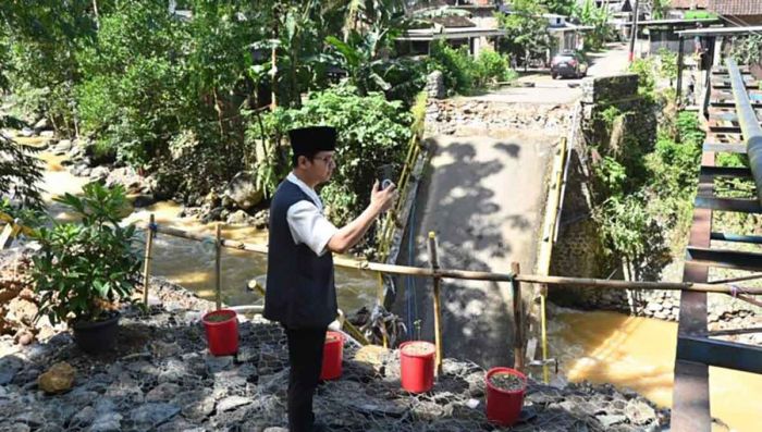 Putus Diterjang Banjir, Bupati Trenggalek Tinjau Kondisi Jembatan Dung Buceng Putus Diterjang Banjir, Bupati Trenggalek Tinjau Kondisi Jembatan Dung Buceng