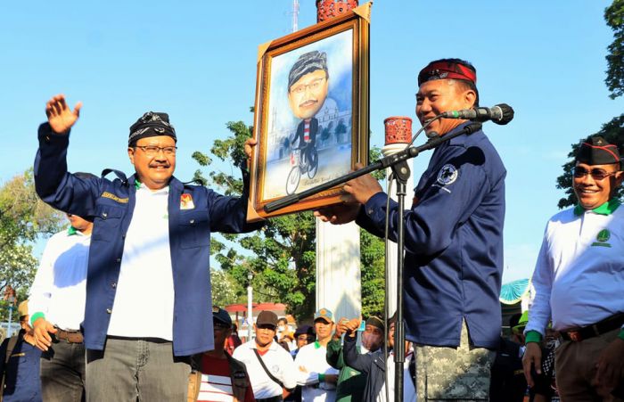 Ribuan Onthelis Meriahkan Parade Sepeda Tua di Kota Pasuruan