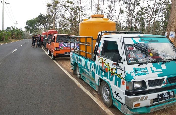 Bantu Warga Terdampak Kekeringan, Komunitas Mobil L-300 Berbagi Air Bersih di Wilayah Tuban Selatan