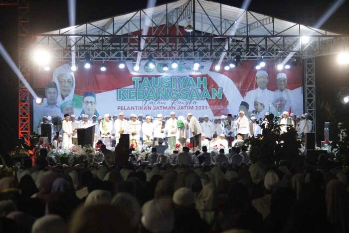 KH Fathul Huda Dipasangi Imamah Dalam Pelantikan Jatman Jatim Periode 2023-2028 KH Fathul Huda Dipasangi Imamah Dalam Pelantikan Jatman Jatim Periode 2023-2028