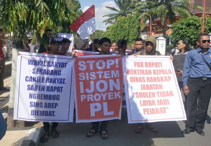 DPRD Trenggalek Didemo Kontraktor, Tuntut Dewan Tak Merampas Hak Rekanan