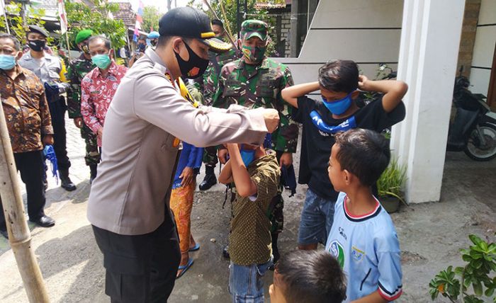 Door to Door, Polres Lamongan Bagikan Masker kepada Ibu-Ibu Door to Door, Polres Lamongan Bagikan Masker kepada Ibu-Ibu