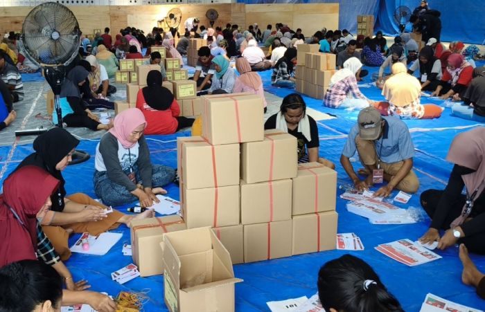 KPU Kabupaten Kediri Libatkan 1200 Orang untuk Sortir dan Lipat Surat Suara Pilkada 2024 KPU Kabupaten Kediri Libatkan 1200 Orang untuk Sortir dan Lipat Surat Suara Pilkada 2024