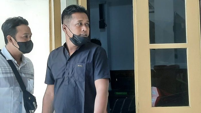 Ayah Kandung Siksa Anak di Sidoarjo Dituntut 7 Bulan Penjara Ayah Kandung Siksa Anak di Sidoarjo Dituntut 7 Bulan Penjara