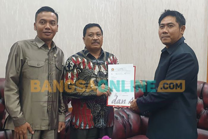 Anggota DPRD Gresik asal Bawean Serahkan Surat Penolakan Kenaikan Tarif Tiket Kapal Anggota DPRD Gresik asal Bawean Serahkan Surat Penolakan Kenaikan Tarif Tiket Kapal