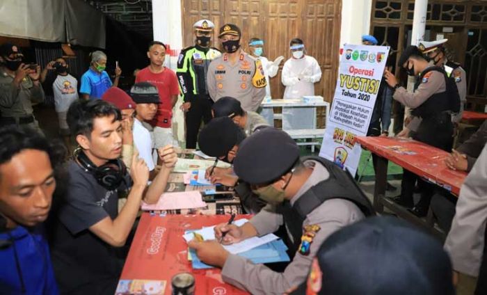 Tekan Penyebaran Covid-19, Polres Kediri Gelar Operasi Yustisi di Samsat Pare dan Kafe Barisna Tekan Penyebaran Covid-19, Polres Kediri Gelar Operasi Yustisi di Samsat Pare dan Kafe Barisna