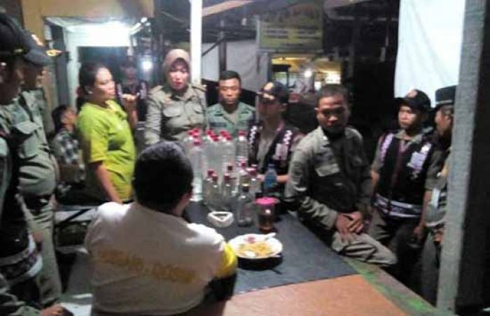 Razia, Satpol PP Garuk 13 Penjaga Warung Remang-remang Razia, Satpol PP Garuk 13 Penjaga Warung Remang-remang